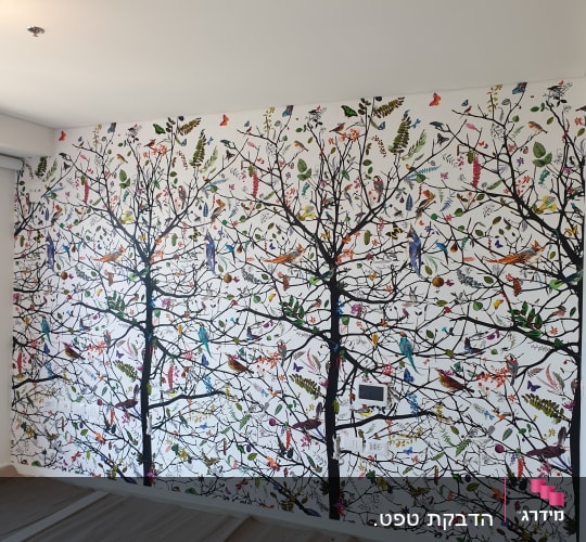 טפט עם עצים, ציפורים ופרחים צבעוניים על קיר
